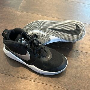Nike Team Hustle boys basketball shoes, size 4.5
